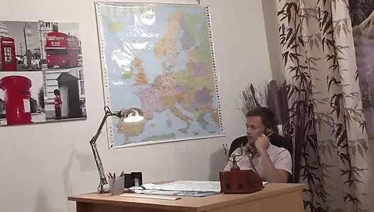 Büyük doğal memeli amatör Fransız zenci öğrenci öğretmenin masasında derinden götten sikiliyor