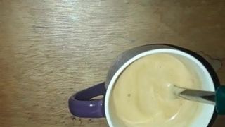 Xuất tinh vào cà phê