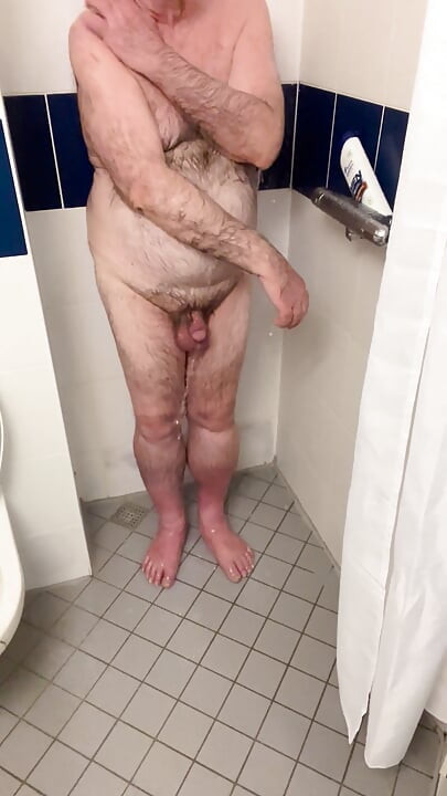 Shower Time for Coach Karl 6765