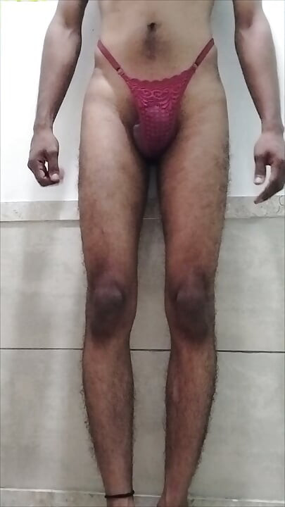 Joué avec ma queue à côté de la petite culotte de ma demi-sœur
