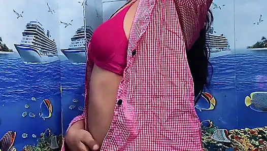 Hintli ateşli desi kız öğrenci üniformasını değiştiriyor ve mastürbasyon yapıyor. Hintli desi selfie videosu.