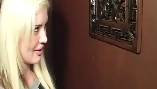 Blonde MILF spreizt arsch und fingert tropfende muschi
