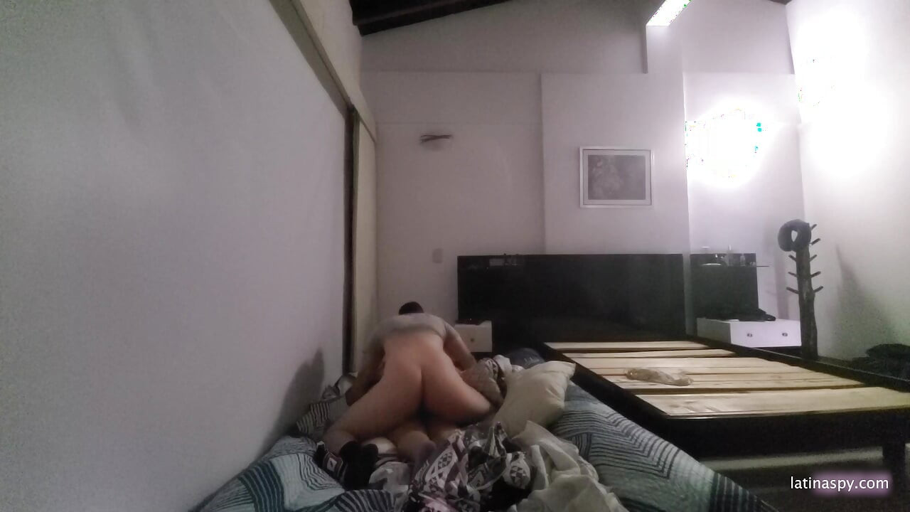 Zimmermädchen mit dickem hintern macht sich bereit für ihre fickaufgaben teil 3