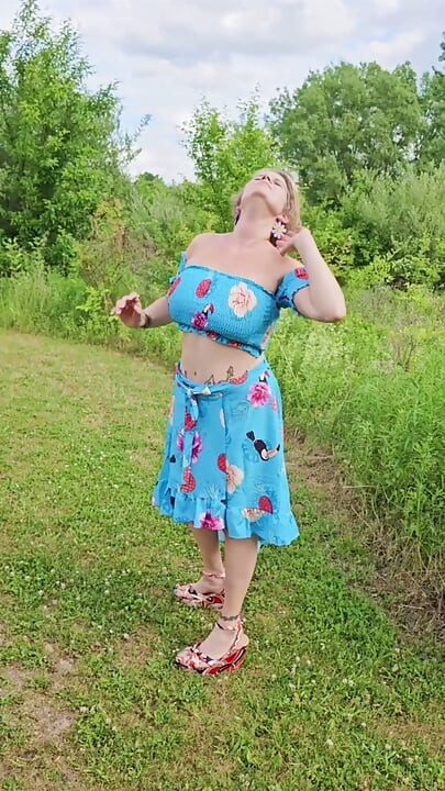 Real TOPLESS MOMMY Outside Mature MILF BIG TIT in the Sunshine