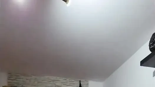 Olgun dominatrix zonklayan takma yarakla itaatkarın genişleyen götünü genişletiyor