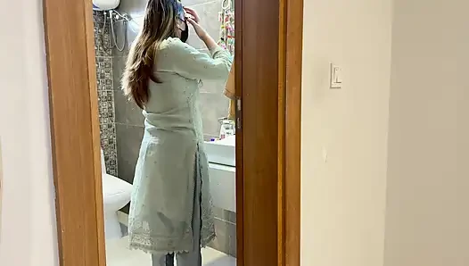Geile reife Stief-Tante erwischt ihren Stief-Neffen beim Wichsen für sie