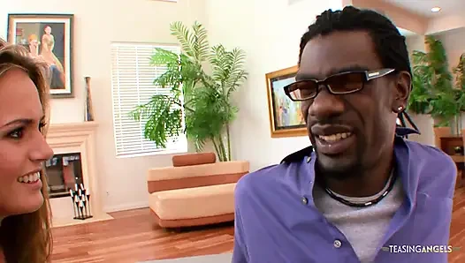 Azgın piliç siyah yarak üzerinde zıplarken yüksek topuklu ayakkabılar giyiyor