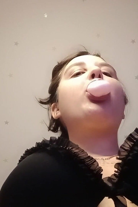 Vedere sub sân în timp ce faci bule mari - Bunny Looner