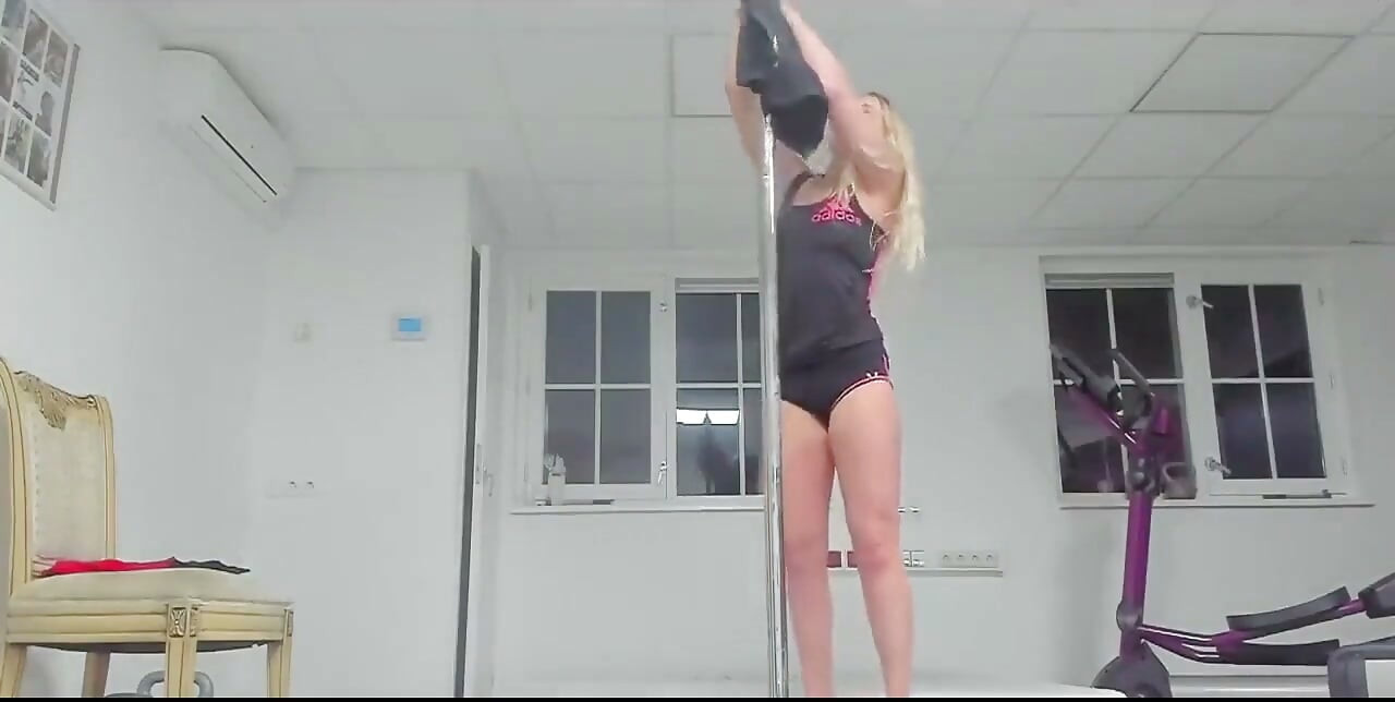 Latihan Poledancing