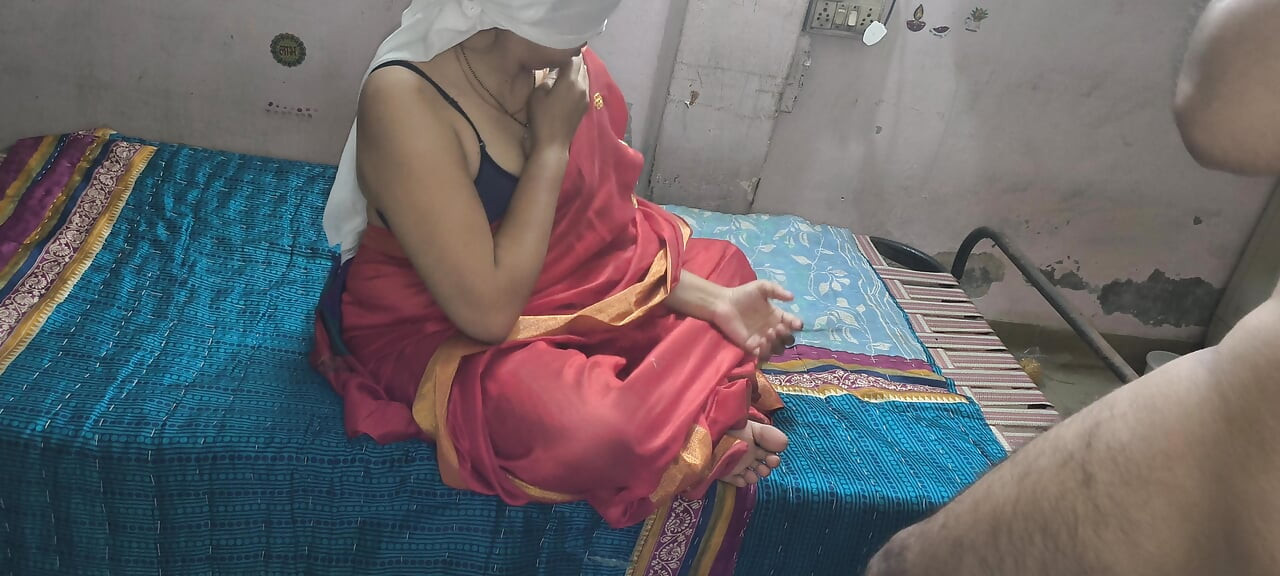 Hotal ke kamre men Dasi bhabhi hindi diyo ka poora maja le rahi hai