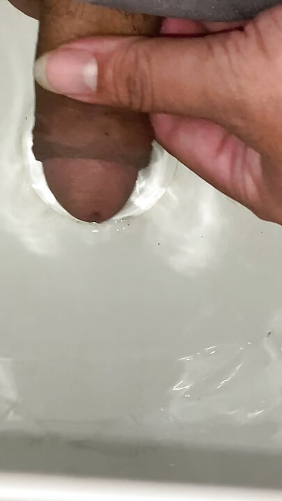 我有一根又热又硬的鸡巴，我正想在它上面捅个洞，把那股骚气全射进去