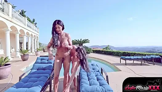 Büyük memeli orta yaşlı seksi kadın Sofie Marie açık havada sikişmeyi seviyor