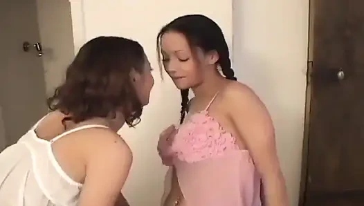 Fransa'dan iki lezbiyen hatun oyuncakla oynuyor