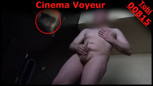 Stranger mi guarda da vicino masturbarmi da vicino nel cinema porno. Esibizionista nudo al gloryhole Tobi00815