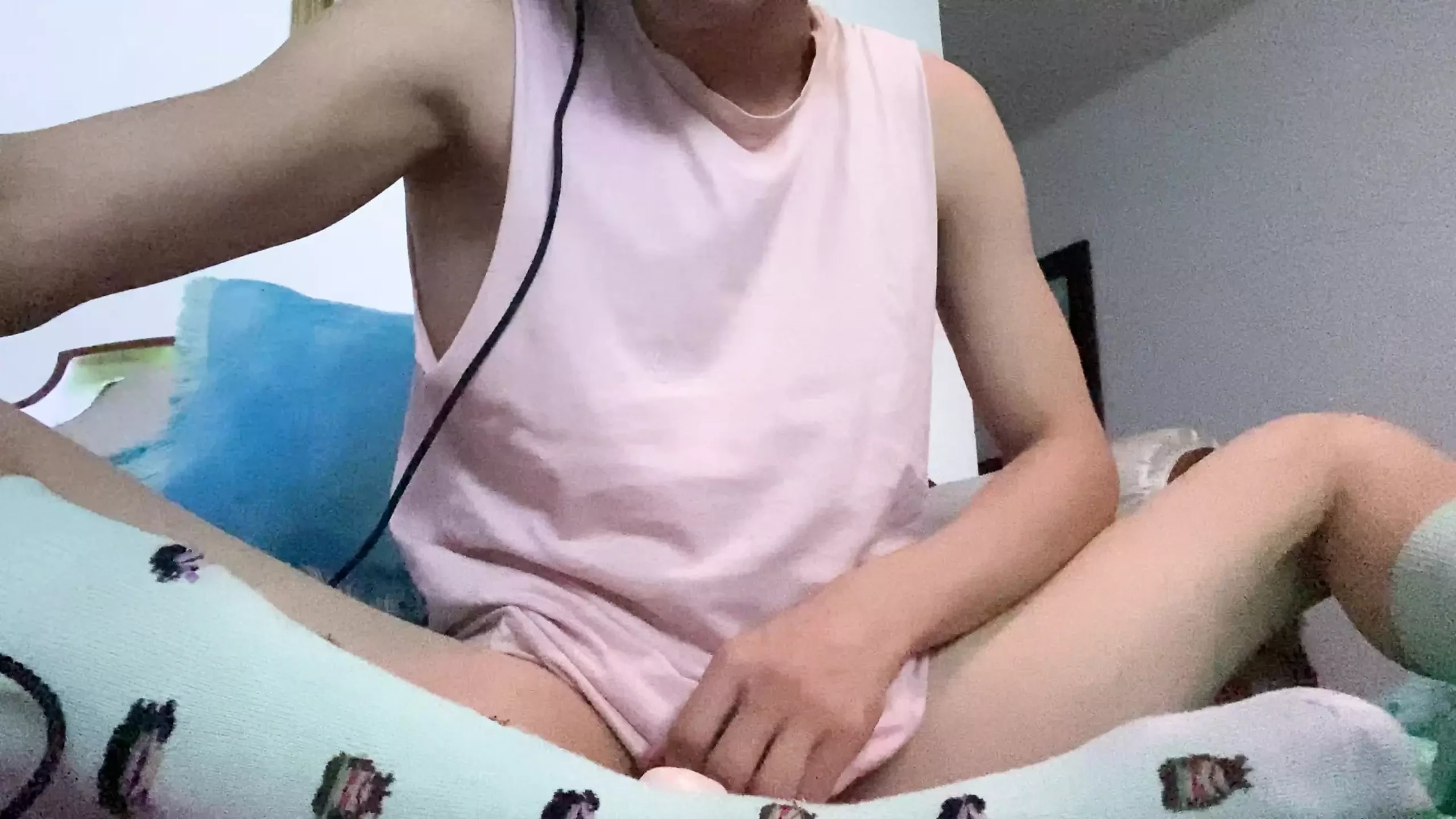 CHUDY TWINK BAWI SIĘ KUTASEM I TYŁKIEM