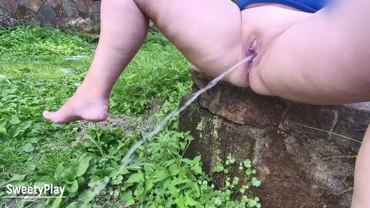 BBW nimmt eine lange Pisse, draußen zu sitzen