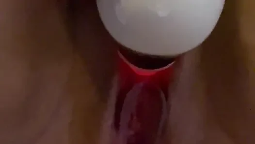Tante seksi muncrat banyak banget gara-gara lubang pantatnya dientot pakai butt plug