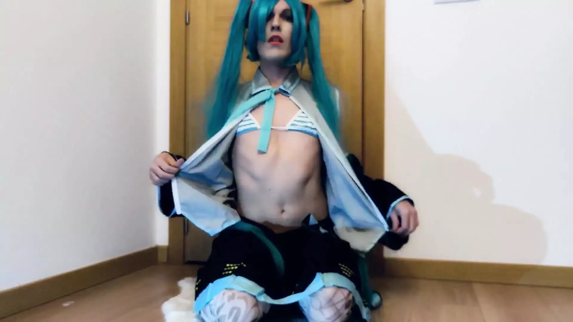 Transeksüel miku cosplayer eğleniyor