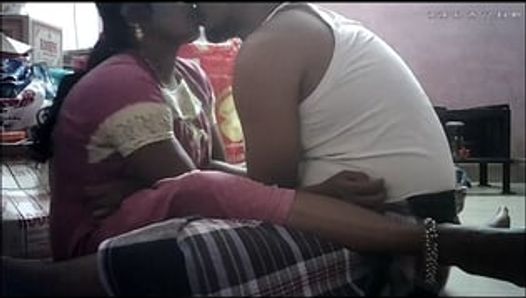 インドの村の主婦はロマンチックなセックスをしています