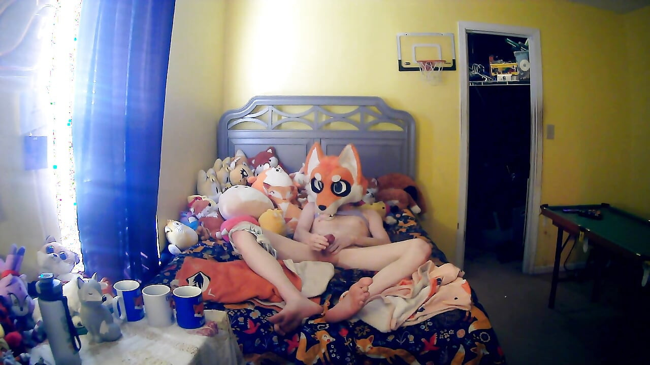 Femboy Foxxo skida se u prugastim gaćicama