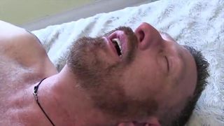 Une femme mature poilue sexy se fait doigter le cul par une grosse bite noire et se masturbe le visage