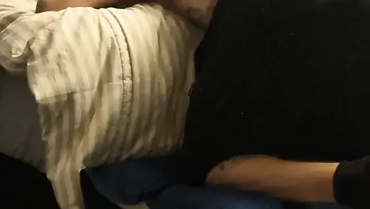 Versaute ehefrau fickt stiefbruer des ehemanns, während er bei der arbeit ist!