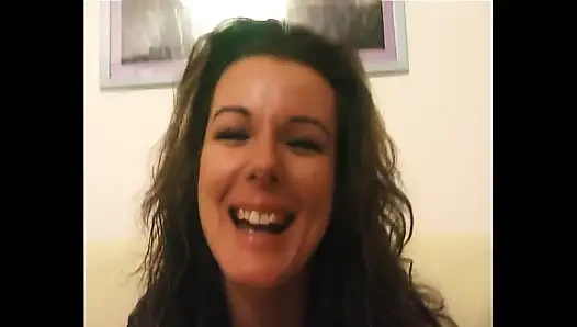 Brunette cantik dan pemalu melepas pakaian di depan kamera