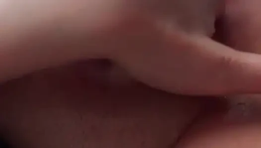 Dein wunsch ist mein befehl, meine liebt es, diese sahnige vagina genau unter die lupe zu nehmen!
