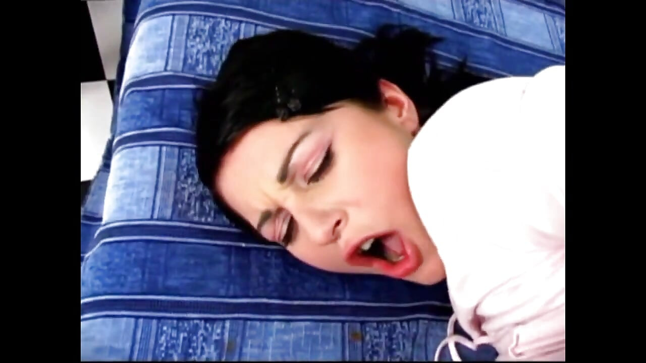 Άνοιξε διάπλατα το γλυκό σφιχτό υγρό μουνί σου, μικρή πουτάνα. Θέλω να το χτυπήσω δυνατά