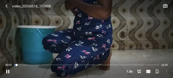 Pertunjukan mandi saranya istri hot tamil India