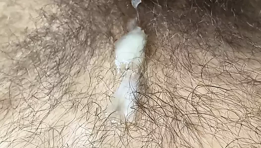 Sözlü baba mastürbasyon yapıyor ve sert ve kalın boşalıyor