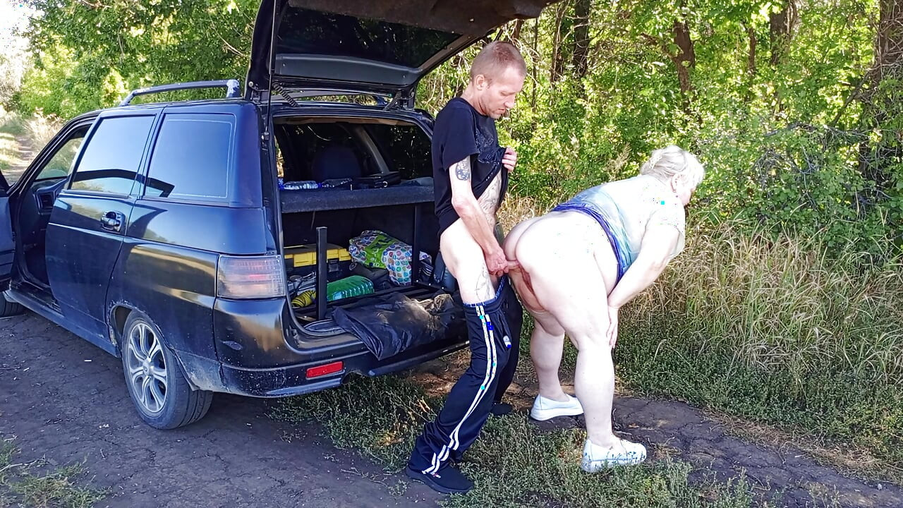 U parku jebem susjedu u njenu pičku na pasji način, zatim u njena usta i svršavam dva puta u minuti