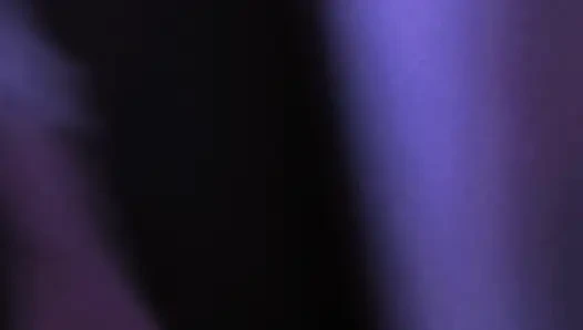 Просто симпатичная шаловливая студентка, делает стриптиз и показывает свой язык, умоляет для тебя, положить свой жесткий член в мой рот