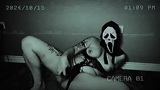 Паранормальное издеважение с призраком, замеченное перед камерой