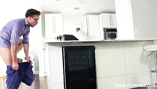 Geiles teen bläst den riesigen schwanz ihrer stiefcousine