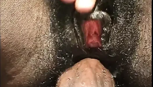 Pelacur kulit hitam yang menawan ikutan pesta seks ganas di pinggir kolam renang