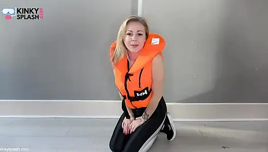 Pengakuan fetish asmr lifejacket dengan legging mengkilap