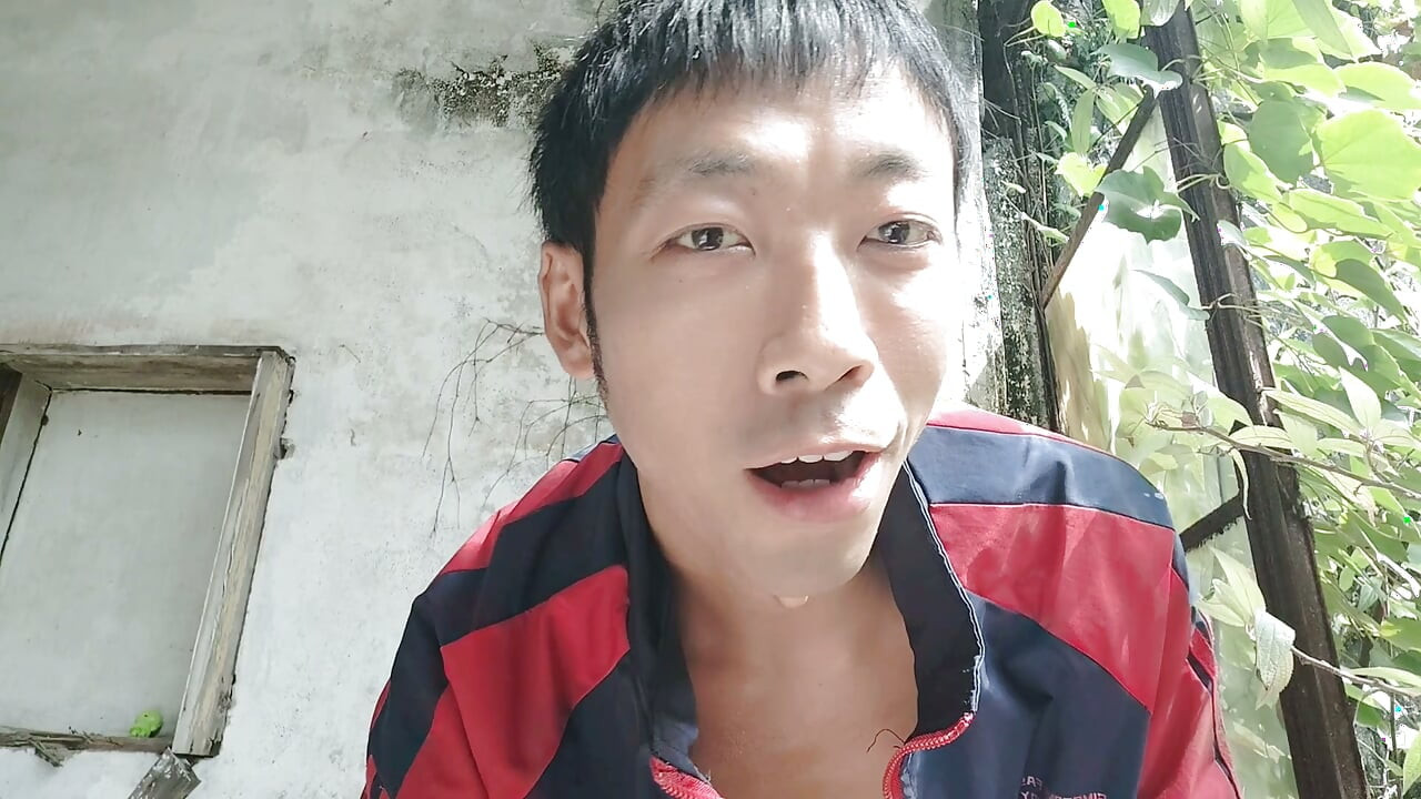 超级亚洲男孩躺在废弃的工厂区，躺在水槽里，自慰，射精，呻吟和吞咽液体