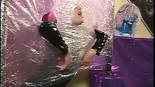 Телочка в латексе получает жесткий трах в ее киску и задницу