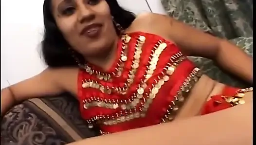 Inderin bekommt ihre haarige muschi beim dreier von hengsten gefickt