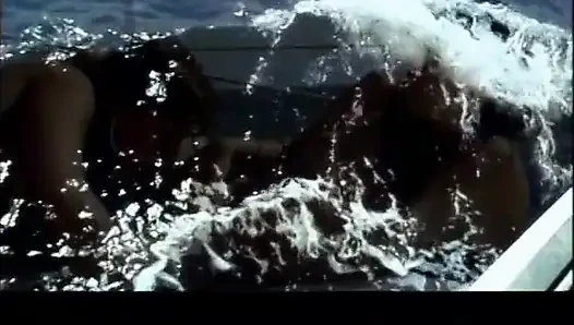 Heißer dreier in einem boot für zwei junge schlampen, die den schwanz des besitzers lutschen