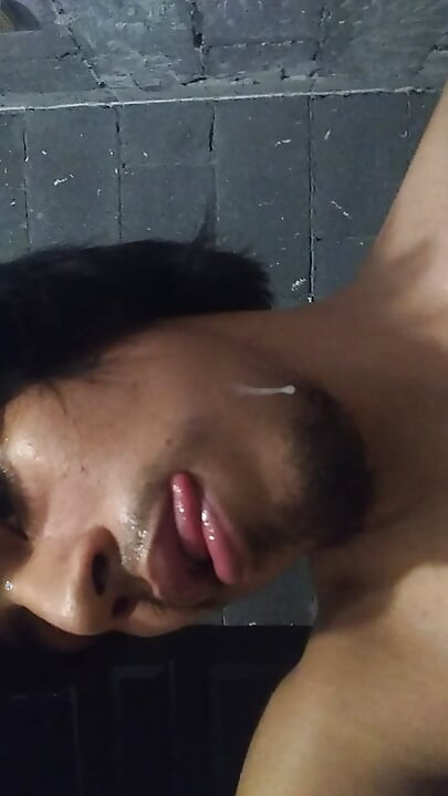 La mia sborra esce dalla punta del mio pene
