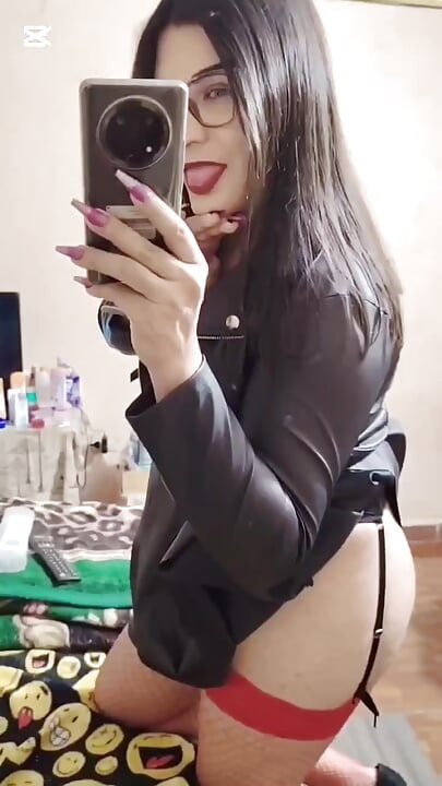 Shemale brinca com o pau dela