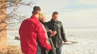 Irina com dois caras na neve