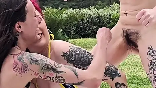 Cewek-cewek ini cuma pengen kencing di eachother