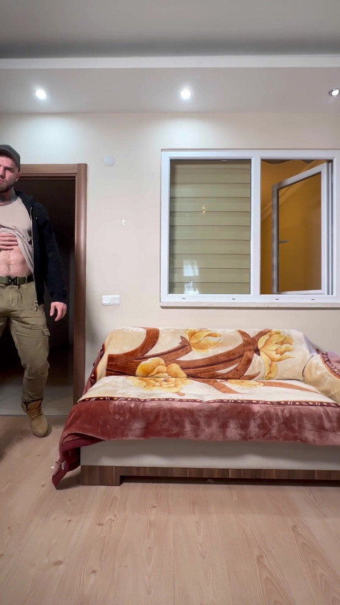 Σόλο αυνανισμός στο σπίτι. Μεγάλες μπότες