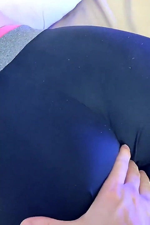 Leggings, bunda agarrando porra na tanga do corno
