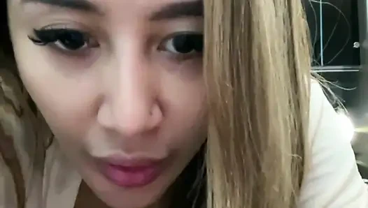 Индонезийская поп-модель раздежется