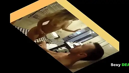 Потворствоваю путешествию богини Sexydea в душе после горячих приключений в ванной