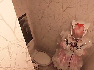 Chibi Moon Clear, PVC-Zimmermädchen gesperrt, Eva-Helm, Kigurumi putzt das Badezimmer (behoben)